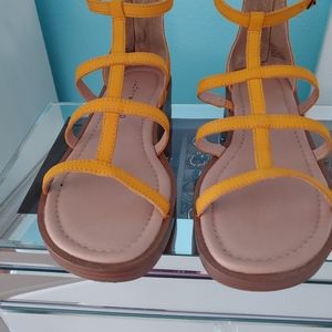 Sandal Lucky Brand. Citrus color. 7.5. Leather upper. Never worn. Zipper Closure